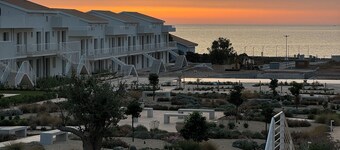 Exclusive New apartment with pool, private parking, close to the beach