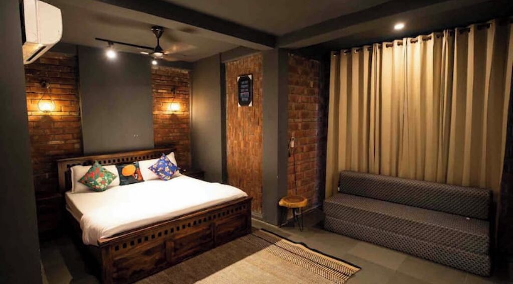 6 bedrooms, iron/ironing board, WiFi, bed sheets