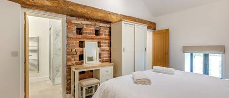 4 bedrooms, free WiFi, bed sheets, wheelchair access