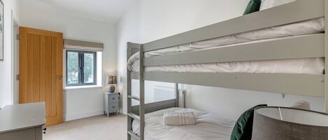 4 bedrooms, free WiFi, bed sheets, wheelchair access