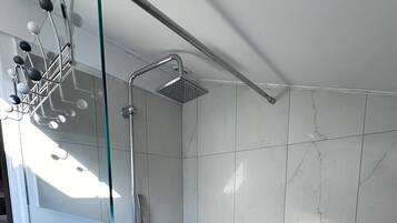 Een haardroger, handdoeken, zeep, shampoo