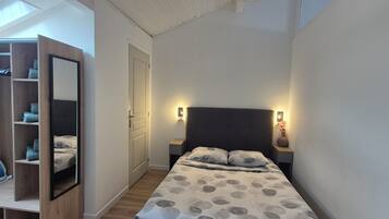 1 Schlafzimmer, BĂŒgeleisen/BĂŒgelbrett, kostenloses WLAN, BettwĂ€sche