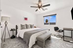 4 soverom, skrivebord, strykejern/-brett og reiseseng for barn