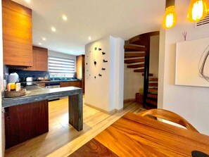 Microondas, horno, placa de cocina, cafetera/tetera