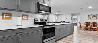 3/2 Charmer Steps from the Ave