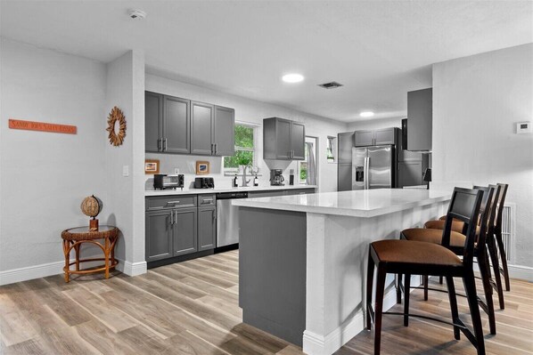 ثلاجة، ميكروويف، فرن، موقد طهي مسطح