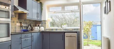 ثلاجة، ميكروويف، فرن، غسالة أطباق