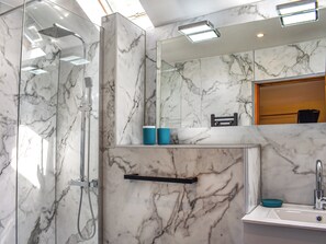 Towels - 1 bedroom accommodation in Capel Garmon, near Llanrwst (Capel Garmon, near Llanrwst)