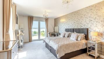 6 多间卧室、免费 WiFi、床单