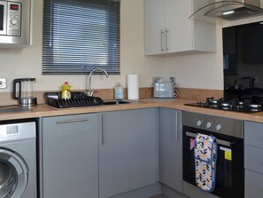 Lavavajillas y trona infantil