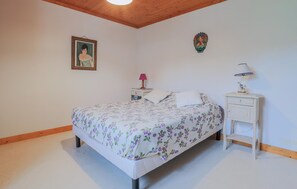 2 bedrooms, travel cot, free WiFi, bed sheets