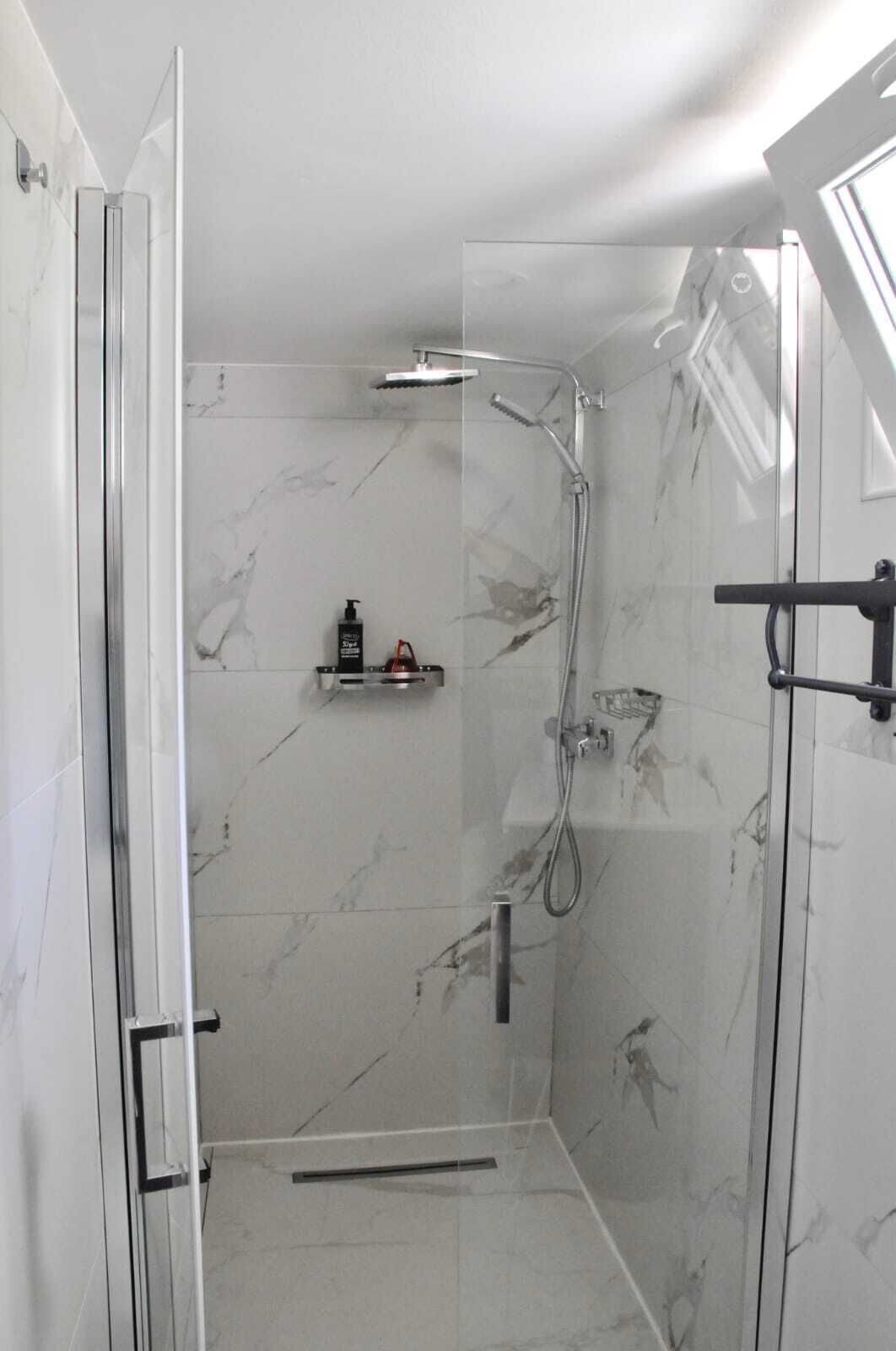 Een haardroger, handdoeken, zeep, toiletpapier