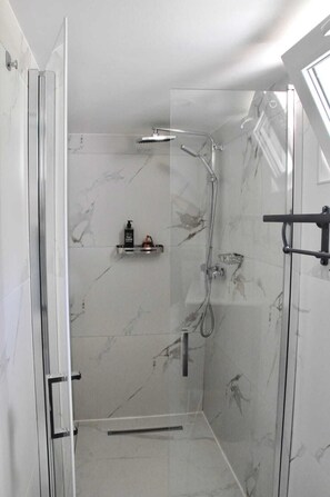 Sèche-cheveux, serviettes fournies, savon, papier toilette