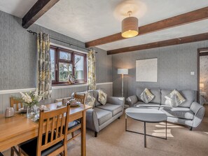 TV - Lovely barn in a beautiful setting with swimming pool. (Colchester)