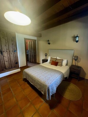 3 bedrooms, iron/ironing board, travel crib, bed sheets - EL LABRRAO DE ALARDOS FARM (1Hectare) (Candeleda)