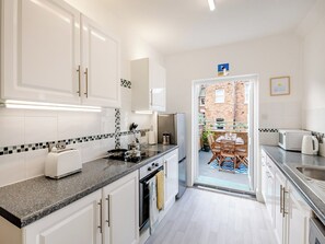 Oppvaskmaskin og høy barnestol