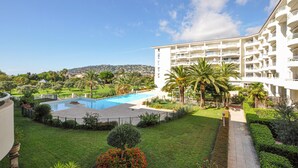 Un hôtel doté d’une piscine, d’une végétation luxuriante et offrant une vue sur le paysage environnant.