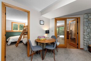 4 slaapkamers, een bureau, een strijkplank/strijkijzer, reisbedje
