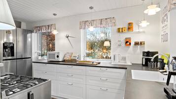 Geladeira, cooktop, cafeteira/chaleira