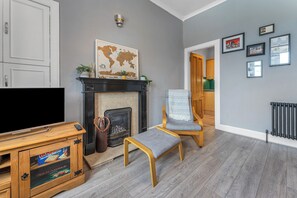 Smart TV, fireplace - Top Floor Spacious King Size Apartment | City Views | Excellent Transport Links (Edinburgh)