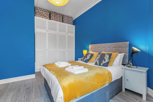 1 sovrum, skrivbord, strykjärn/strykbräda och resesäng