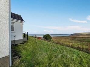 Property grounds - 2 bedroom accommodation in Staffin (Staffin)