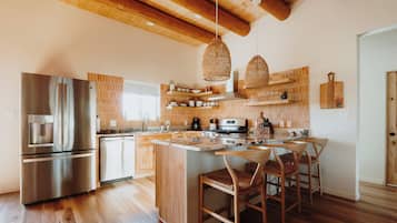 Køleskab, mikrobølgeovn, ovn, kogeplade