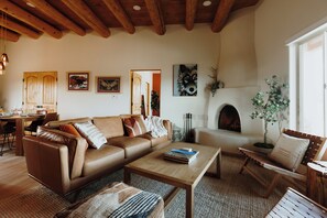 Smart TV, fireplace, books - 2 Amazing Home Together, Mountain Views, Easy to TSV (El Prado)