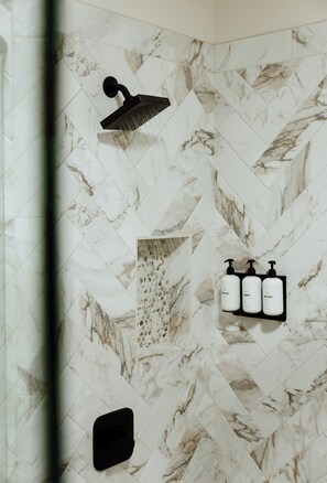 Shower, eco-friendly toiletries, hair dryer, towels - 2 Amazing Home Together, Mountain Views, Easy to TSV (El Prado)