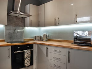 Fridge, oven, dishwasher, cookware/dishes/utensils