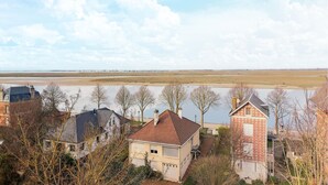 A residential area with houses near a river, featuring a mix of modern and traditional architecture. - Amazing home in Gueschart with house sea view (Gueschart)