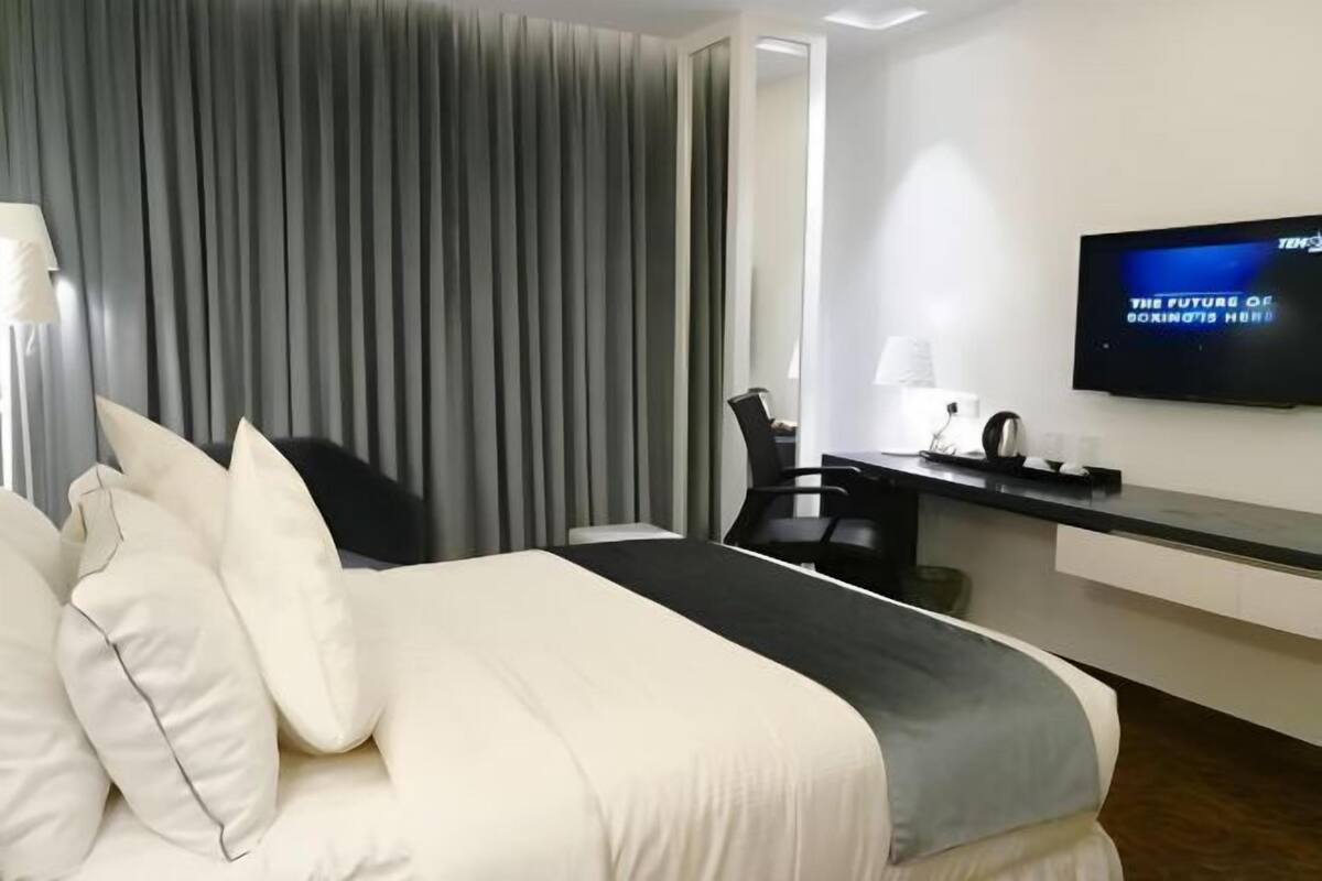 Een kluis op de kamer, een bureau, een laptopwerkplek