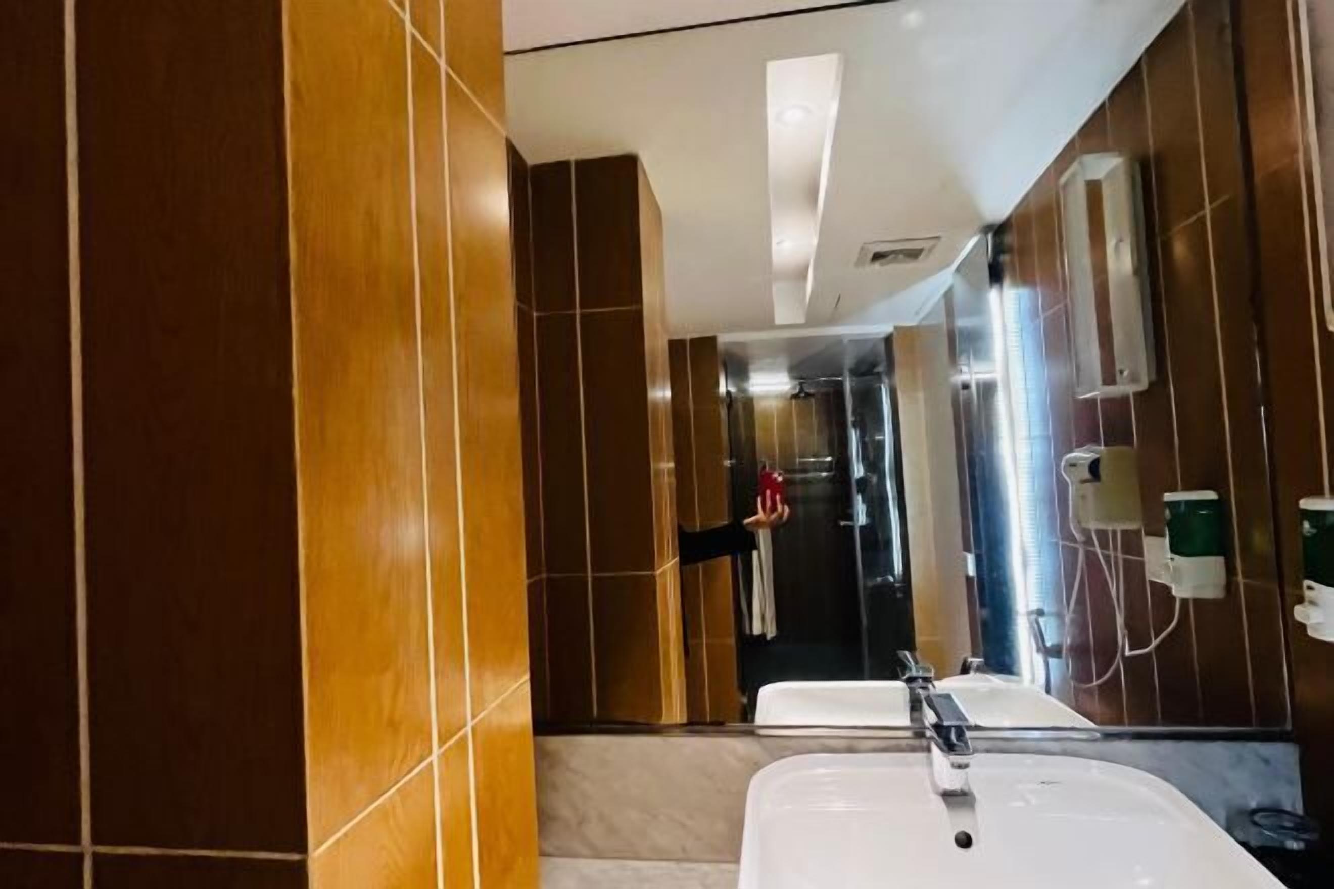 Salle de bain | Douche, sèche-cheveux, chaussons, serviettes fournies