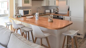 Dishwasher - 3 bedroom accommodation in Deganwy, near Llandudno (Deganwy, near Llandudno)
