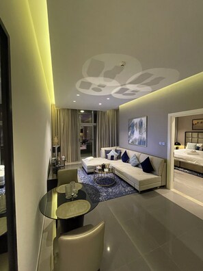 Leilighet – executive, 2 soverom, balkong, byutsikt | Oppholdsområde | En 32-tommers Flatskjerm-TV med kabel-kanaler samt Netflix