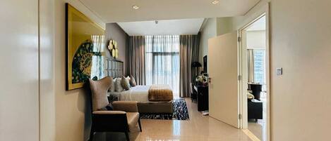 Betten mit Memory-Foam-Matratzen, individuell dekoriert