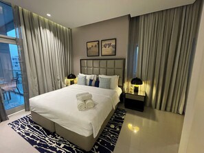 Leilighet – executive, 2 soverom, balkong, byutsikt | Memory foam-senger, individuelt dekorert og individuelt innredet