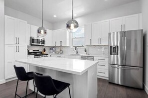 Fridge, microwave, oven, stovetop - EadoAdventures (Houston)