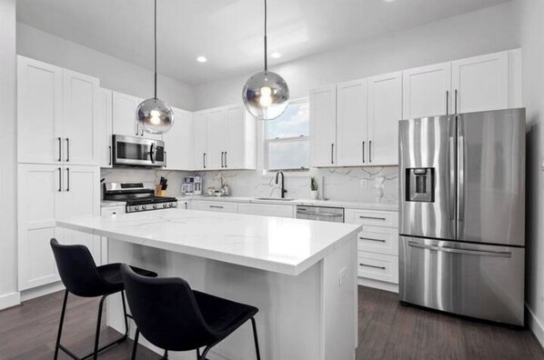 Fridge, microwave, oven, stovetop - EadoAdventures (Houston)