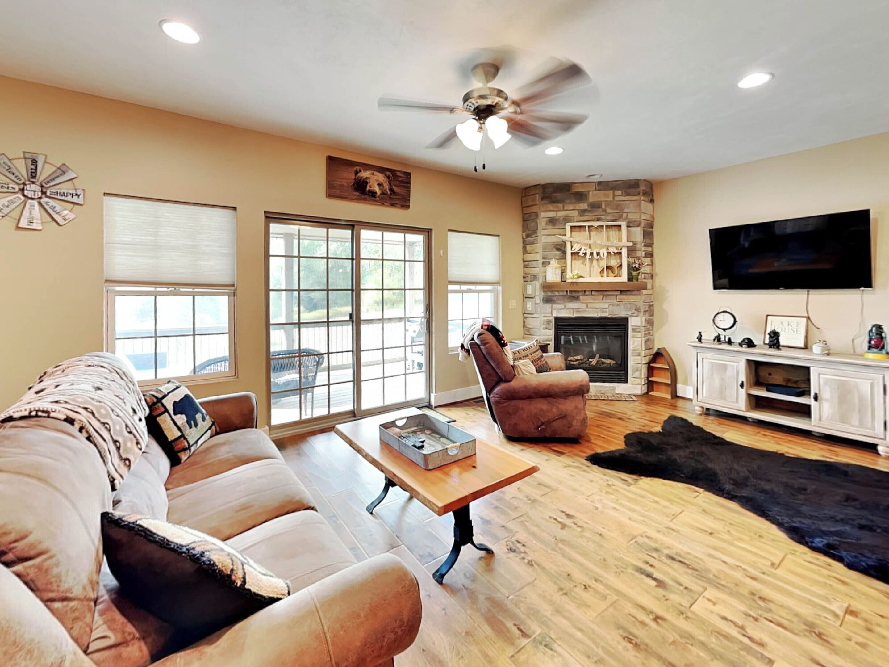 House (4 Bedrooms) | Living area