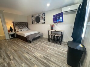 1 dormitorio, tabla de planchar con plancha, wifi y ropa de cama