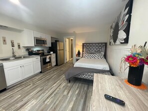 1 bedroom, iron/ironing board, WiFi, bed sheets - UNIT 4 - Pinal Creek East - Amethyst Unit  (Globe)