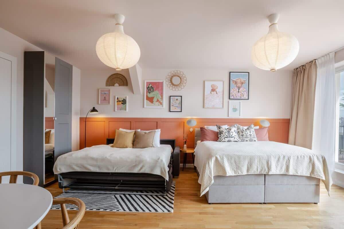 2 habitaciones, tabla de planchar con plancha, cuna de viaje y wifi 