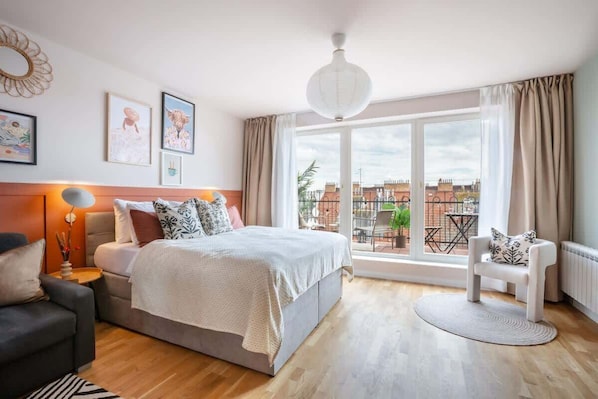 2 bedrooms, iron/ironing board, travel cot, WiFi