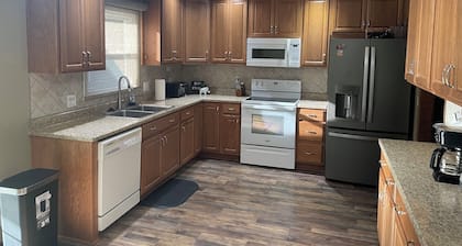 Elm Tree Oasis, 3-bedroom house in charming Jefferson City with AC, WiFi.