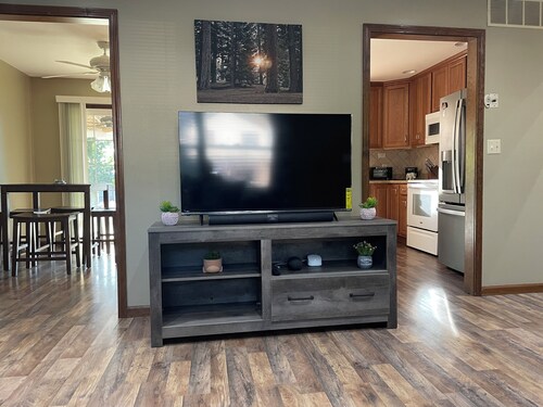 Elm Tree Oasis, 3-bedroom house in charming Jefferson City with AC, WiFi. 