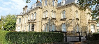 Harrogate Haven! Experience luxury at this beautifully crafted 2-bedroom flat.