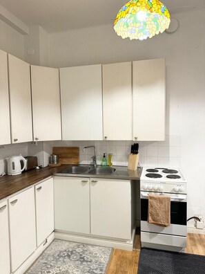 Fridge, microwave, oven, stovetop