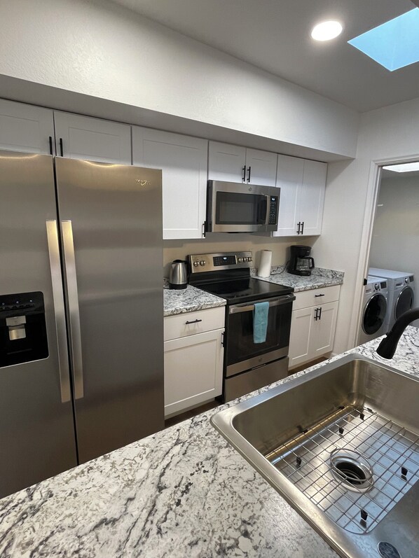 Fridge, microwave, oven, stovetop - Central Tucson 2 bedroom pet-friendly Townhouse with Pool
(Tucson)