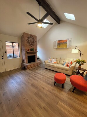 Smart TV, fireplace - Central Tucson 2 bedroom pet-friendly Townhouse with Pool
(Tucson)